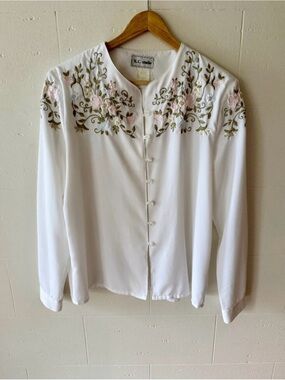 K.C. STUDIO WHITE EMBROIDERED FLORAL BUTTON FRONT BLOUSE 22” PTP